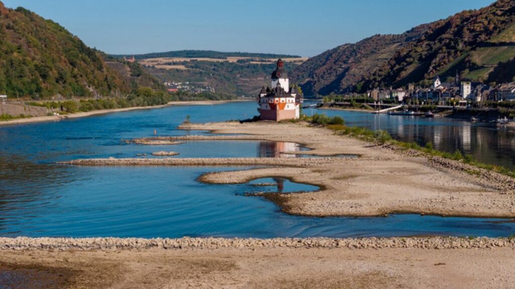 Water levels on the Rhine are slowly improving