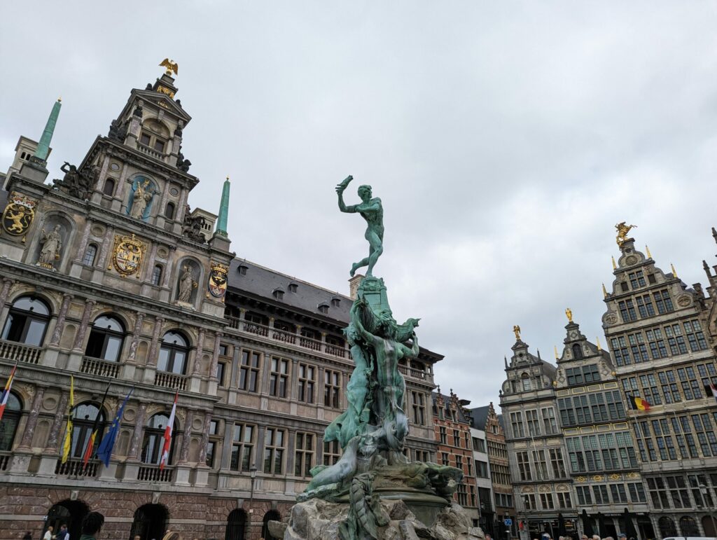 Man in critical condition after falling off statue in Antwerp's Grote Markt