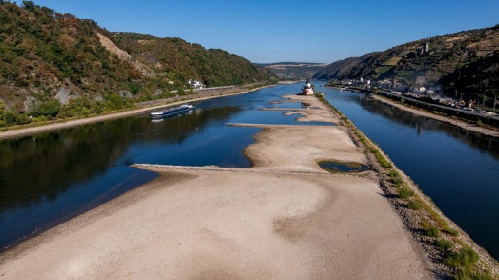 Water levels on the Rhine reach a new record low