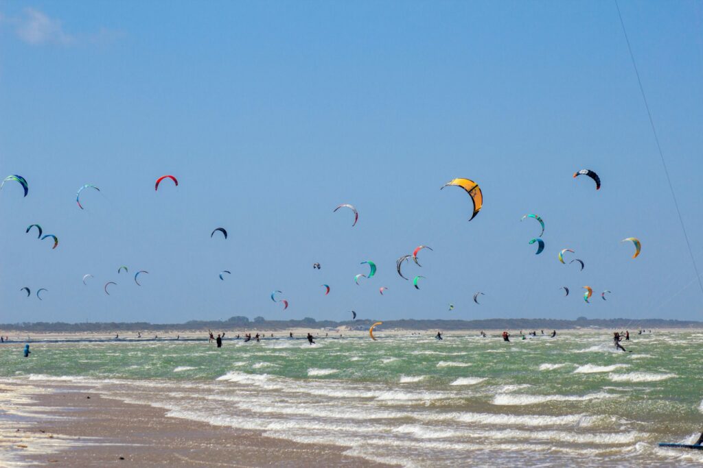 Two hundred kitesurfers surf entire Belgian coast to raise money for charity