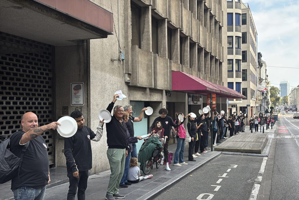 Hundreds protest with empty plates in Brussels