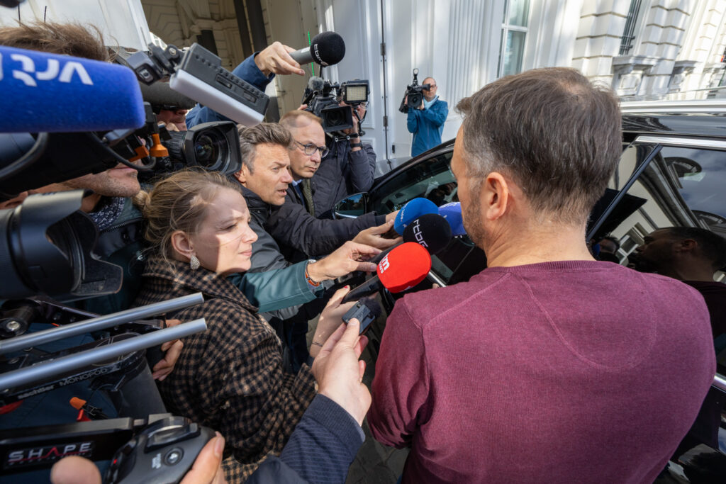 Deputy prime minister blames liberals for budget talk deadlock