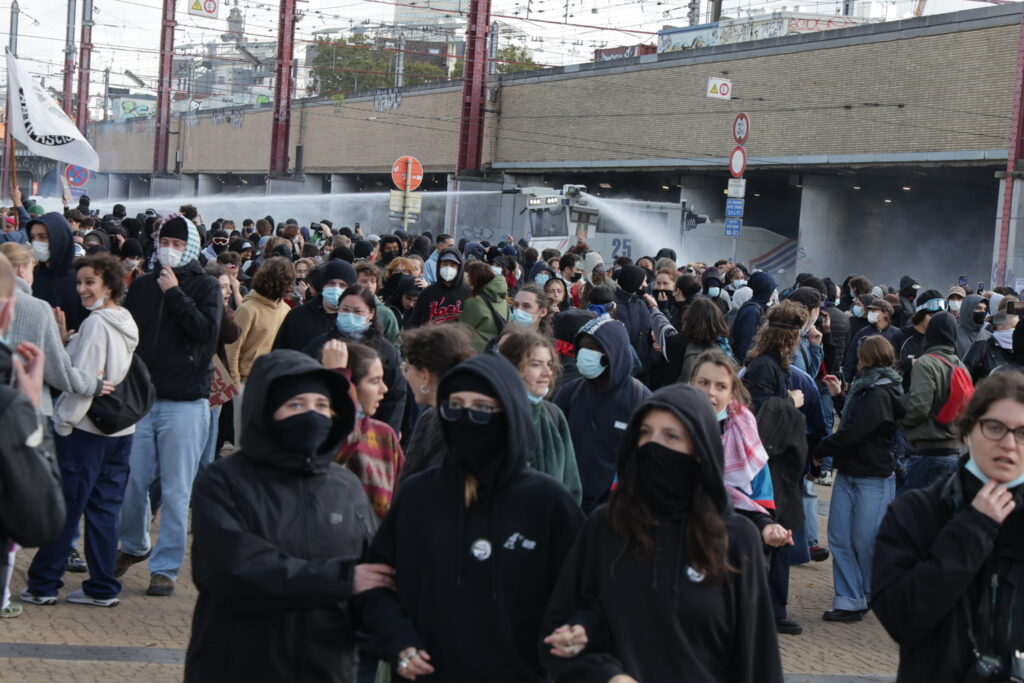 Police clash with antifascist protesters in Brussels as march heads towards Midi station