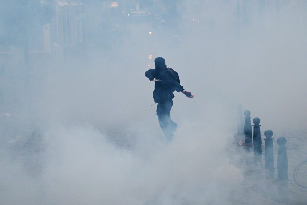 Police deploy tear gas and water cannon against riots around union protest Brussels