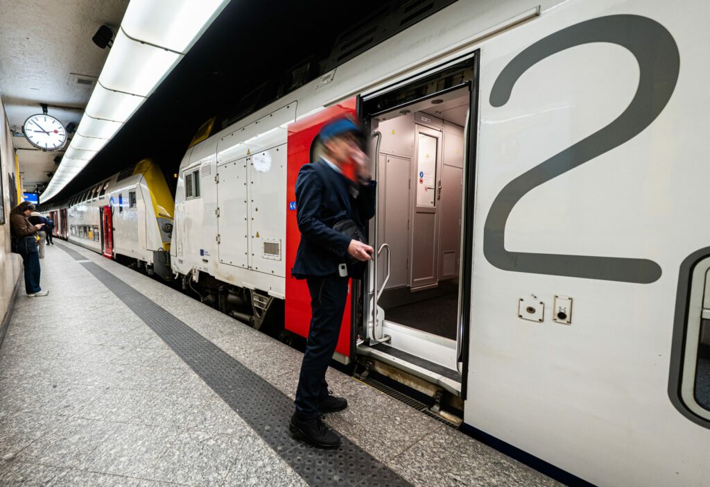Belgian train operator wants to hire 900 people next year